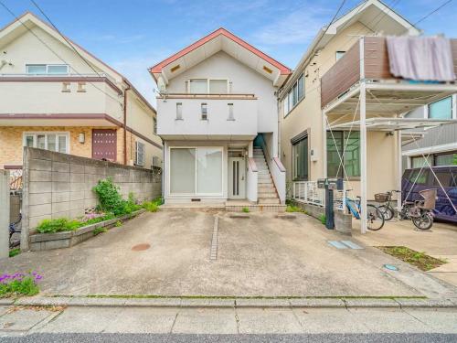 現地（古家あり）：写真中央の戸建