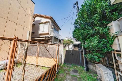 現地(古家あり):・フェンス部分も含まれます。(撮影年月:2025年10月) 現地(古家あり):・フェンス部分も含まれます。(撮影年月:2025年10月)