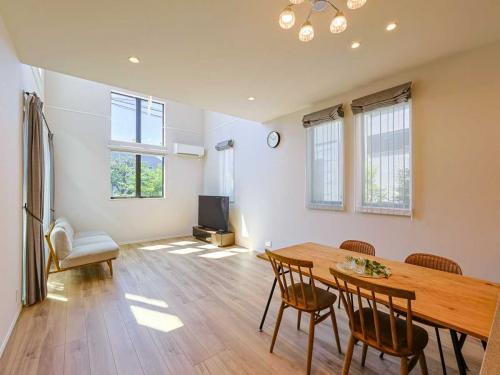 リビング・ダイニング：リビングには床暖房を設置。足元から温まることができます。