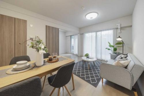 リビング・ダイニング：右奥：洋室 （撮影年月：2024年08月）