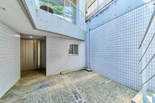 玄関：地下1階（撮影年月：2025年06月）