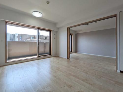 リビング・ダイニング：奥：洋室