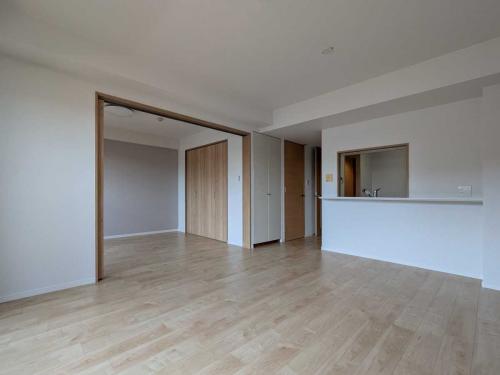 リビング・ダイニング：奥：洋室