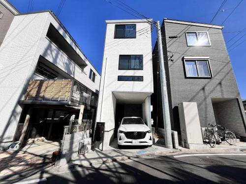 外観：写真中央の白い建物