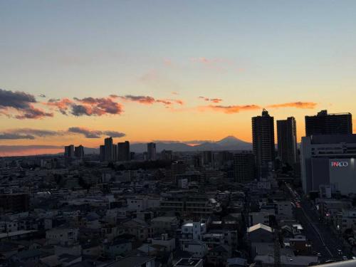 眺望：夕焼けに染まる空と富士山を望む