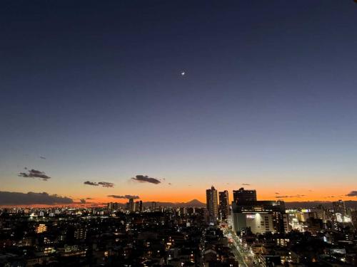 眺望：夜には街の灯りが広がる眺望をご覧いただけます