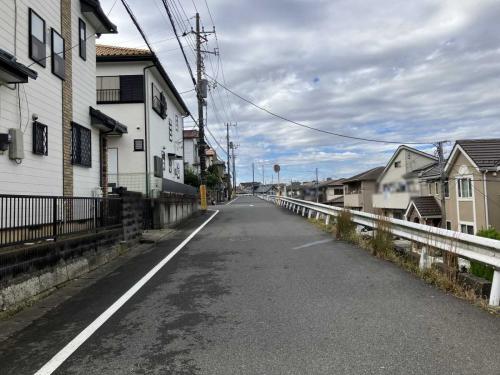 前面道路（撮影年月：2025年10月）