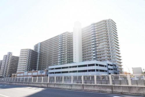 外観：写真中央奥の建物