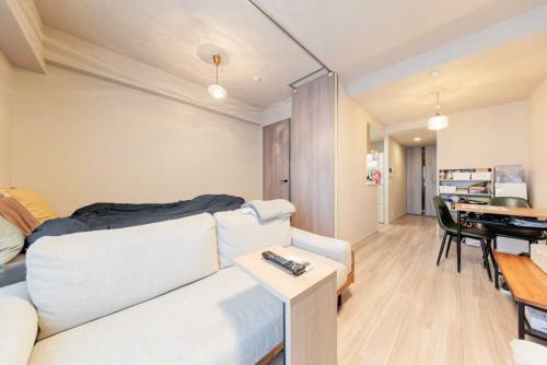 リビング・ダイニング：左：洋室