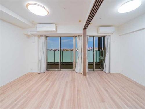 リビング・ダイニング：（右）洋室（撮影年月：2025年11月）