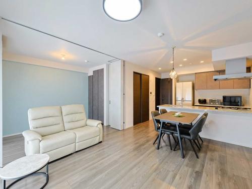 LDK：写真左奥は洋室(撮影年月：2026年03月)