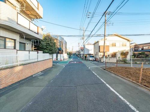 前面道路：北側前面道路 全4区画、区画2：写真右（撮影年月：2025年12月）