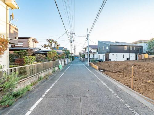 前面道路:東側前面道路 全4区画、区画3:写真右(撮影年月:2025年12月) 前面道路:東側前面道路 全4区画、区画3:写真右(撮影年月:2025年12月)