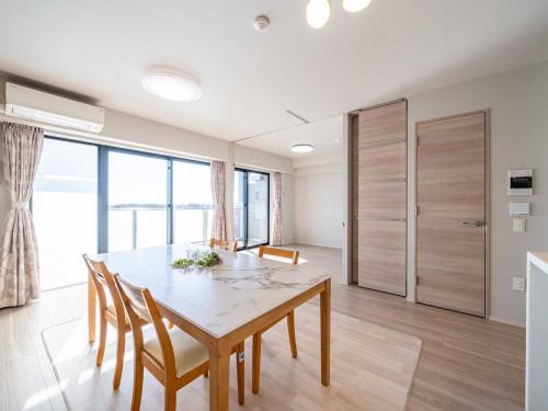 リビング・ダイニング：（奥）洋室