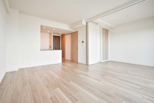 リビング・ダイニング：（右）洋室(撮影年月：2026年04月)