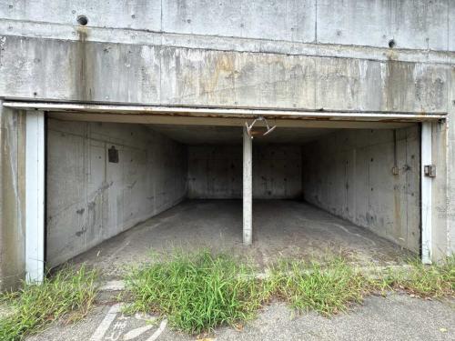 駐車場：電動ガレージ付き車庫 （2台駐車可能　・サイズ制限有）