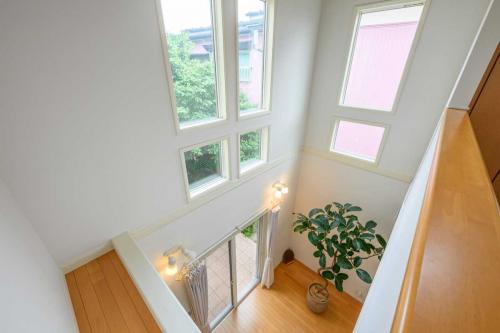 吹き抜け：2階から1階を見た写真