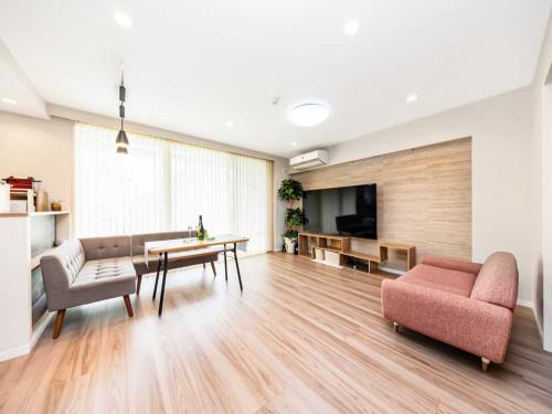 リビング・ダイニング：壁面一部にエコカラット施工／ピクチャーレール付き