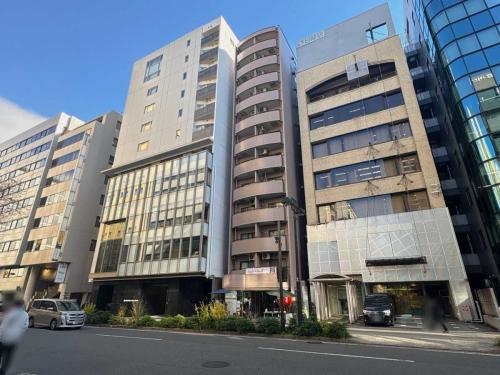 外観：・写真中央、茶色の建物(撮影年月：2025年12月)