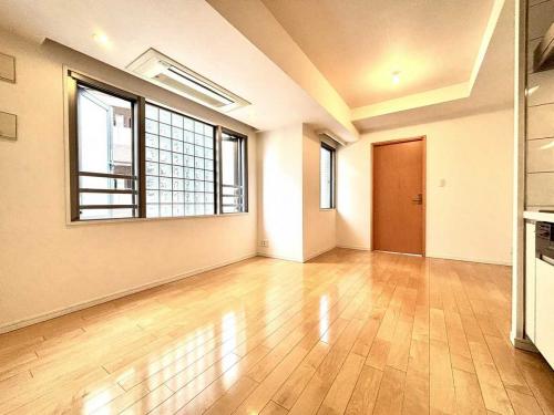 LDK：リビングの北側にある大きな窓は 自然光が差し込みお部屋を照らします。