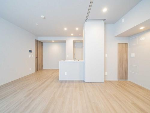 リビング・ダイニング：右：洋室