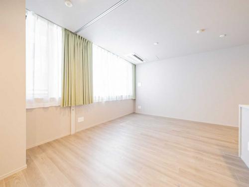 リビング・ダイニング：手前：洋室