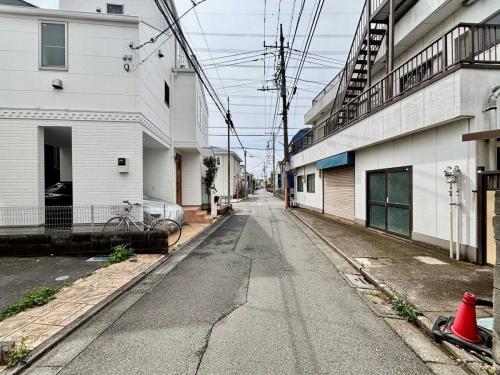 前面道路：東側（北側からの撮影）(撮影年月：2026年04月)