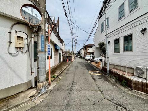 前面道路：東側（南側からの撮影）(撮影年月：2026年04月)