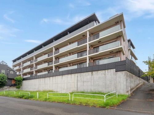 外観：南斜面地に建設されているため、隣地との高低差があります