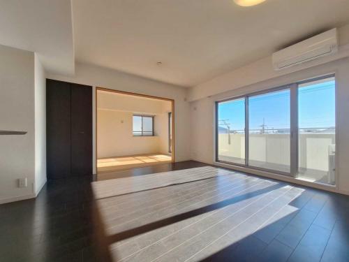 リビング・ダイニング：左奥和室