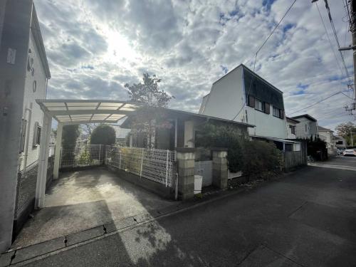 現地（古家あり）：全2区画／右側(撮影年月：2025年12月)