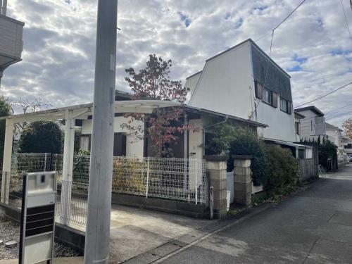 現地（古家あり）：全2区画／右側(撮影年月：2025年12月)