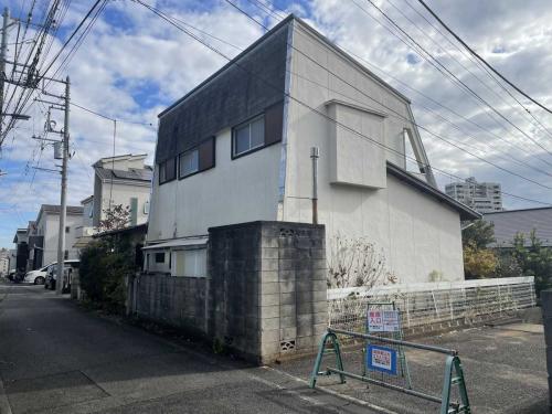 現地（古家あり）：全2区画／右側(撮影年月：2025年12月)