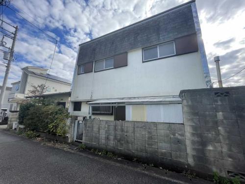 現地（古家あり）：全2区画／右側(撮影年月：2025年12月)