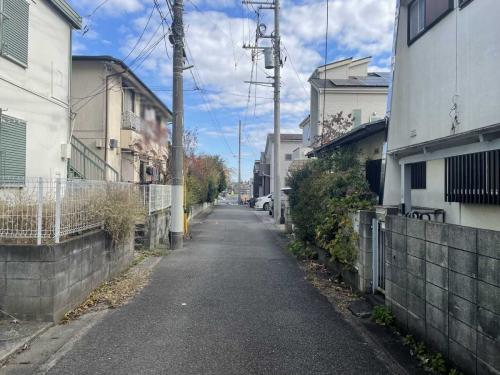 前面道路(撮影年月：2025年12月)