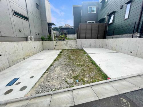 現地:駐車場、写真中央 現地:駐車場、写真中央