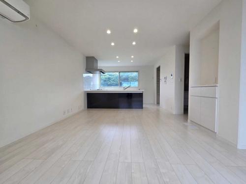 LDK：キッチン背面の窓から自然光を取り込めます