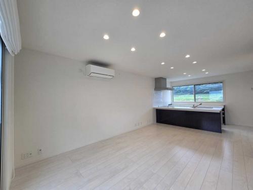 リビング・ダイニング：白を基調としたLDK