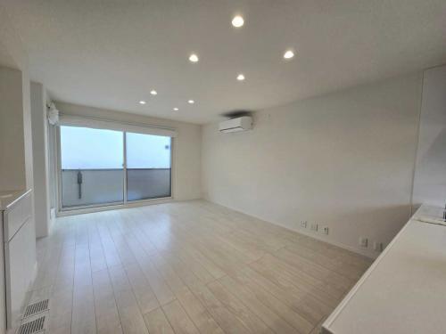 リビング・ダイニング：カウンターキッチンからはリビングダイニングを見渡せます