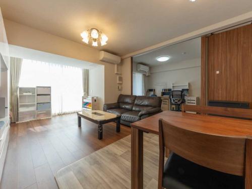 リビング・ダイニング：リビング横に洋室（約5.0帖）