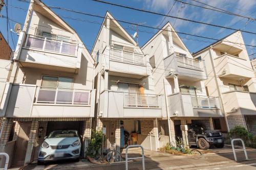 外観：写真中央(左から2番目）