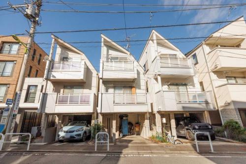 外観：写真中央(左から2番目）