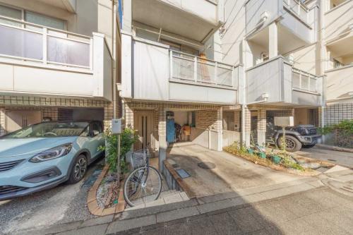 外観：前面道路の幅員約8.0mでゆとりが取れております