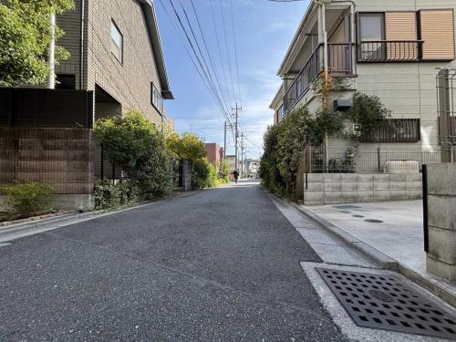 前面道路(撮影年月：2025年12月)