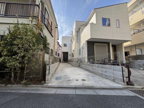 アプローチ(撮影年月：2025年12月)