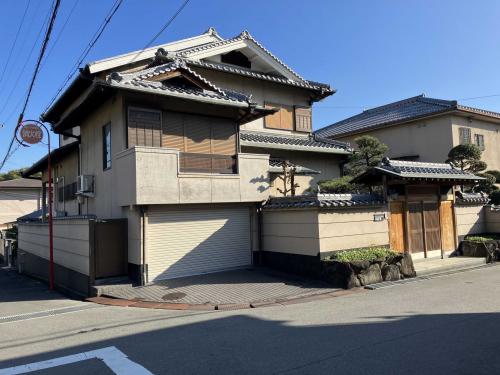 現地（古家あり）：2024年1月 北西角地 建築条件なし売り土地