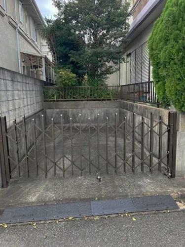 現地:駐車スペース(撮影年月:2025年10月) 現地:駐車スペース(撮影年月:2025年10月)