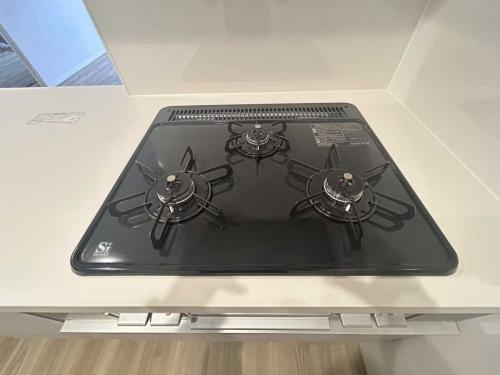 キッチン：三口コンロ（撮影年月：2025年11月）