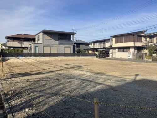 現地：対象地は向かって奥(撮影年月：2025年12月)