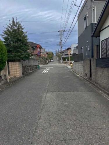 前面道路(撮影年月：2025年10月)